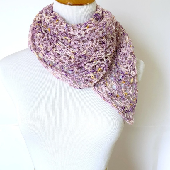 Hand crocheted triangle shawl, lacy shawl, purple - Picture 5 of 5